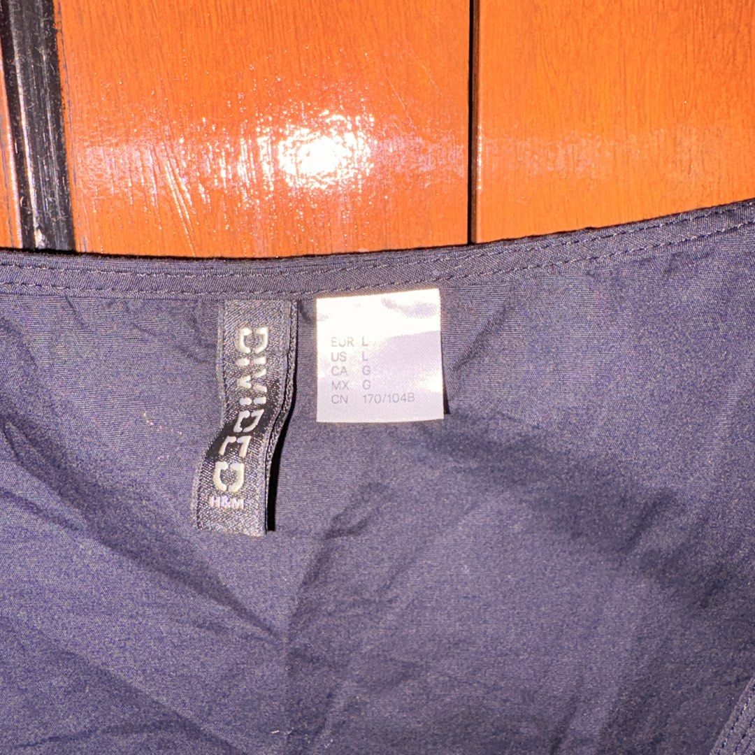 H&M BLACK SLEEVELESS TIE-FRONT BLOUSE (Category: Blouses) located in Taguig. Submitted by BAVDsroom (Listing ID 1432733775, Image 3). Description: Used once. Kinda loose on semi-large body frames..
