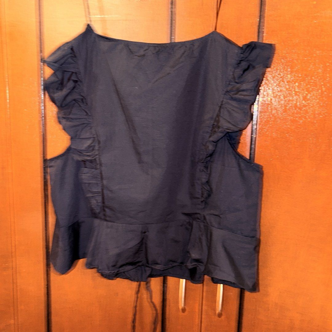 H&M BLACK SLEEVELESS TIE-FRONT BLOUSE (Category: Blouses) located in Taguig. Submitted by BAVDsroom (Listing ID 1432733775, Image 2). Description: Used once. Kinda loose on semi-large body frames..