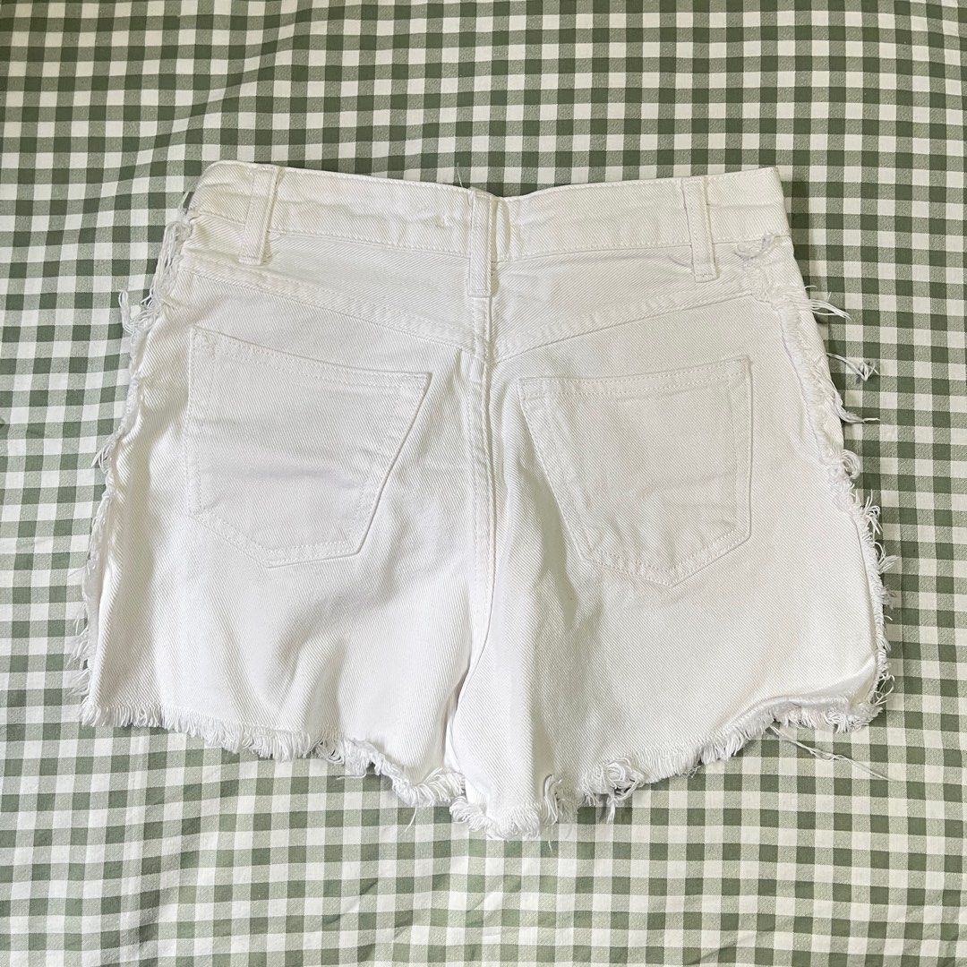 H&M White Denim Shorts (Category: Shorts) located in Taytay. Submitted by pompompurinrin (Listing ID 1432599662, Image 3). Description: – well loved – thick denim – cute for your beach fits! – rfs: decluttering payment via gcash or maribank, shipping fee should be shouldered by buyer.