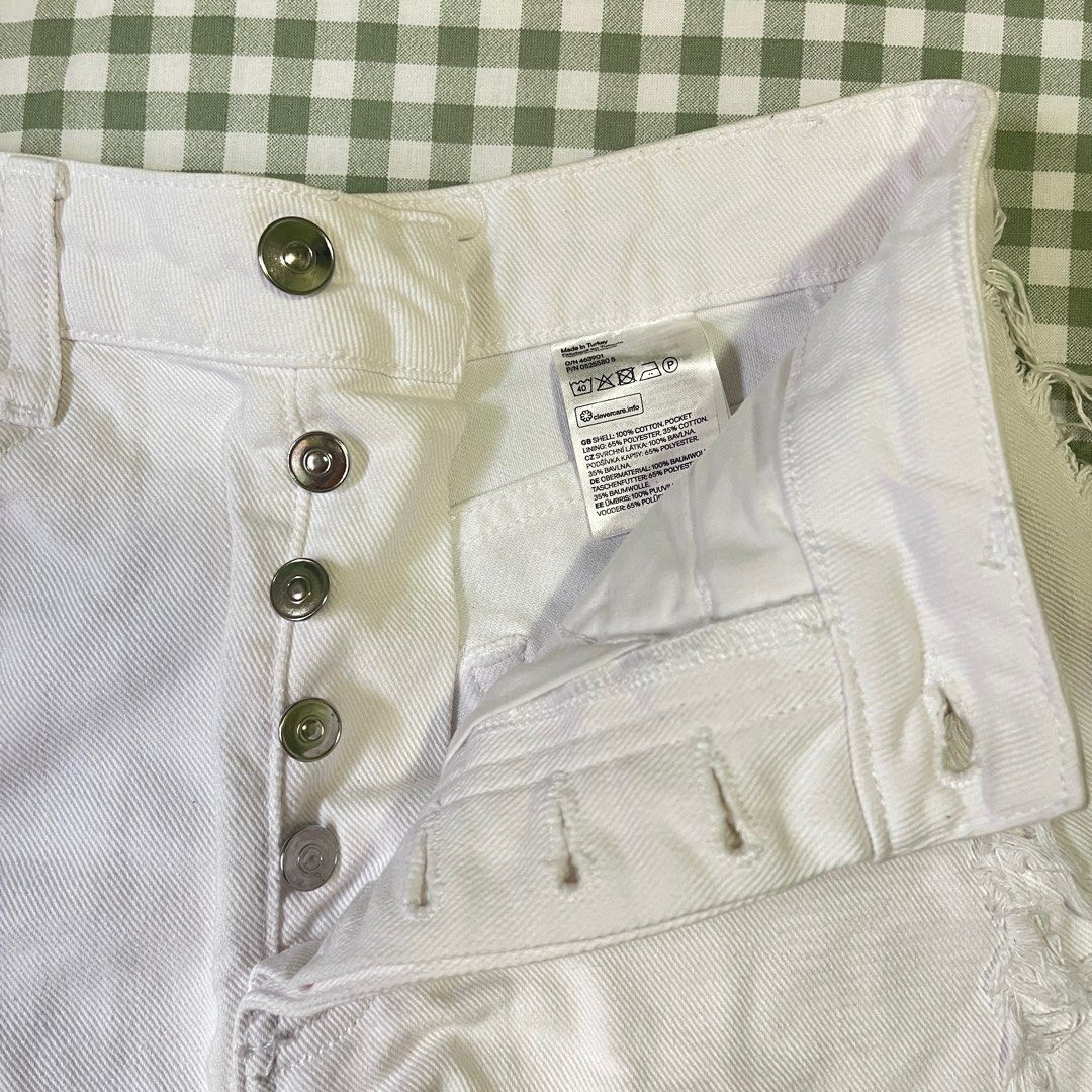 H&M White Denim Shorts (Category: Shorts) located in Taytay. Submitted by pompompurinrin (Listing ID 1432599662, Image 2). Description: – well loved – thick denim – cute for your beach fits! – rfs: decluttering payment via gcash or maribank, shipping fee should be shouldered by buyer.