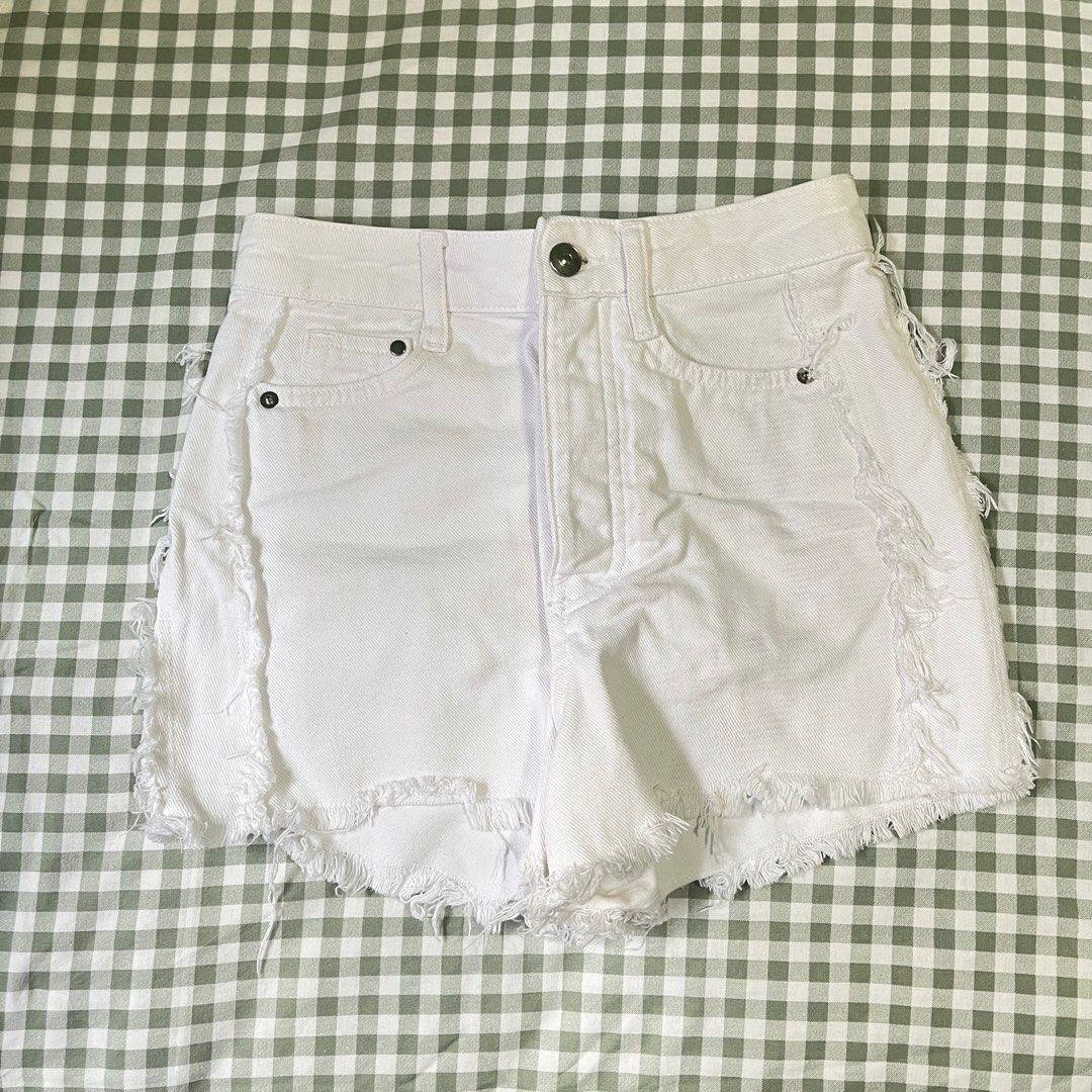 H&M White Denim Shorts (Category: Shorts) located in Taytay. Submitted by pompompurinrin (Listing ID 1432599662, Image 1). Description: – well loved – thick denim – cute for your beach fits! – rfs: decluttering payment via gcash or maribank, shipping fee should be shouldered by buyer.