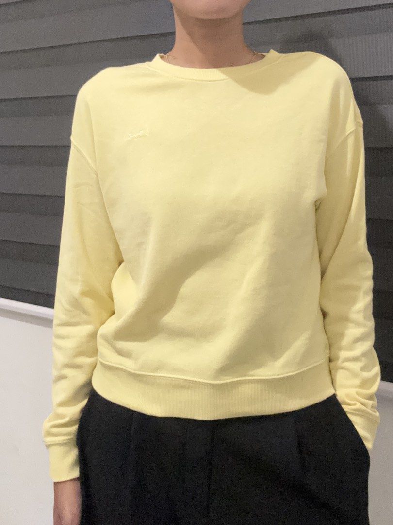 H&M Yellow Crewneck Sweatshirt (Category: Coats, Jackets and Outerwear) located in Candelaria. Submitted by amgloom (Listing ID 1432764839, Image 1). Description: - Yellow crewneck sweatshirt - Long sleeves - Ribbed hem and cuffs - Small logo on chest - Casual and comfortable.