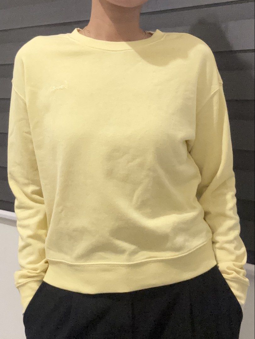 H&M Yellow Crewneck Sweatshirt (Category: Coats, Jackets and Outerwear) located in Candelaria. Submitted by amgloom (Listing ID 1432764839, Image 2). Description: - Yellow crewneck sweatshirt - Long sleeves - Ribbed hem and cuffs - Small logo on chest - Casual and comfortable.