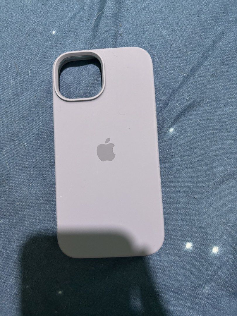 Iphone 15 Silicon Case (Category: Cases & Sleeves) located in Pasig City. Submitted by MariaVee (Listing ID 1432678187, Image 1). Description: Lavander Color Iphone 15 Case - Good as New.