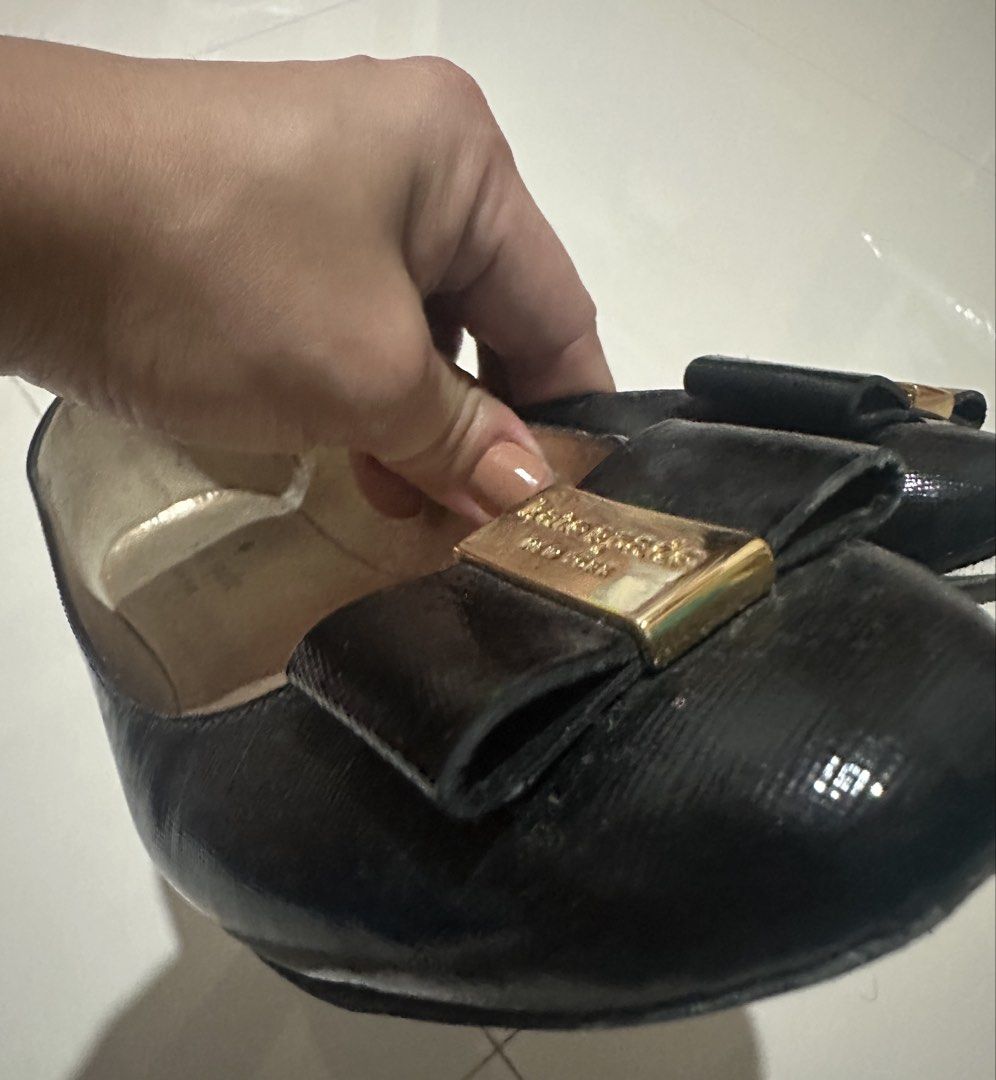 Kate Spade Black Flats (Category: Flats & Sandals) located in Cabadbaran. Submitted by KsGoodFind (Listing ID 1432655849, Image 2). Description: ✔️ukay source ✔️pls refer photos posted for reference, as is ✔️stitched all around the shoes - Bow detail with gold-tone accent - Size 6W - 23.5 - Gold-toned insole with Kate Spade New York logo - Signs of wear on sole .