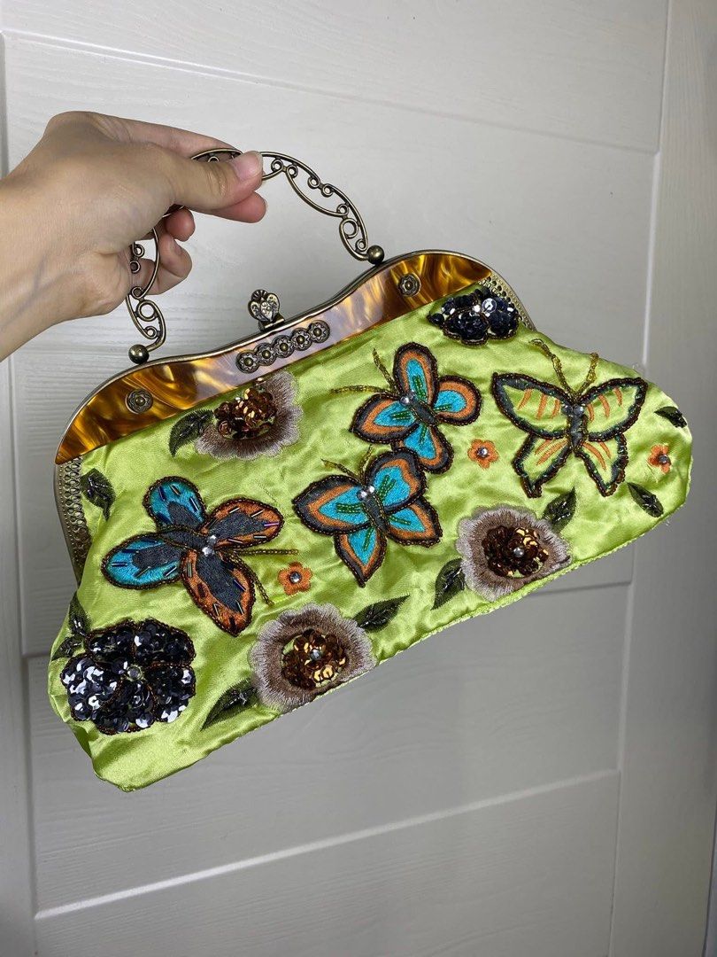 Lime green beaded sequins vintage bag (Category: Clutches) located in Baguio. Submitted by thecloset.bg (Listing ID 1432705648, Image 1). Description: .