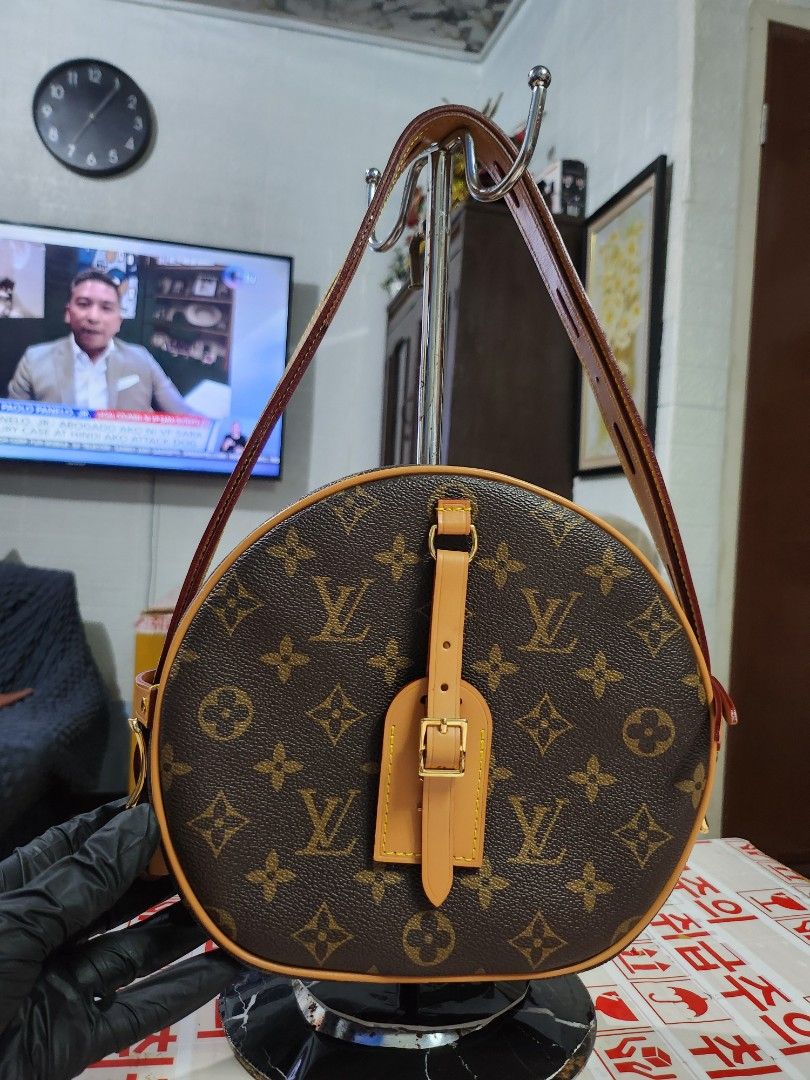 Louis Vuitton Boite Chapeau Souple (Category: Luxury Bags & Wallets) located in Caloocan City. Submitted by xcessbaggs (Listing ID 1432731835, Image 1). Description: New arrival preloved Lv bag from Korea Key Details Brand: Louis Vuitton. Model: Boite Chapeau Souple Features: Round silhouette, cross-body or shoulder strap, and a signature luggage tag. I may be unable to reply here due to Carousell’s message quota. For a faster response, please re