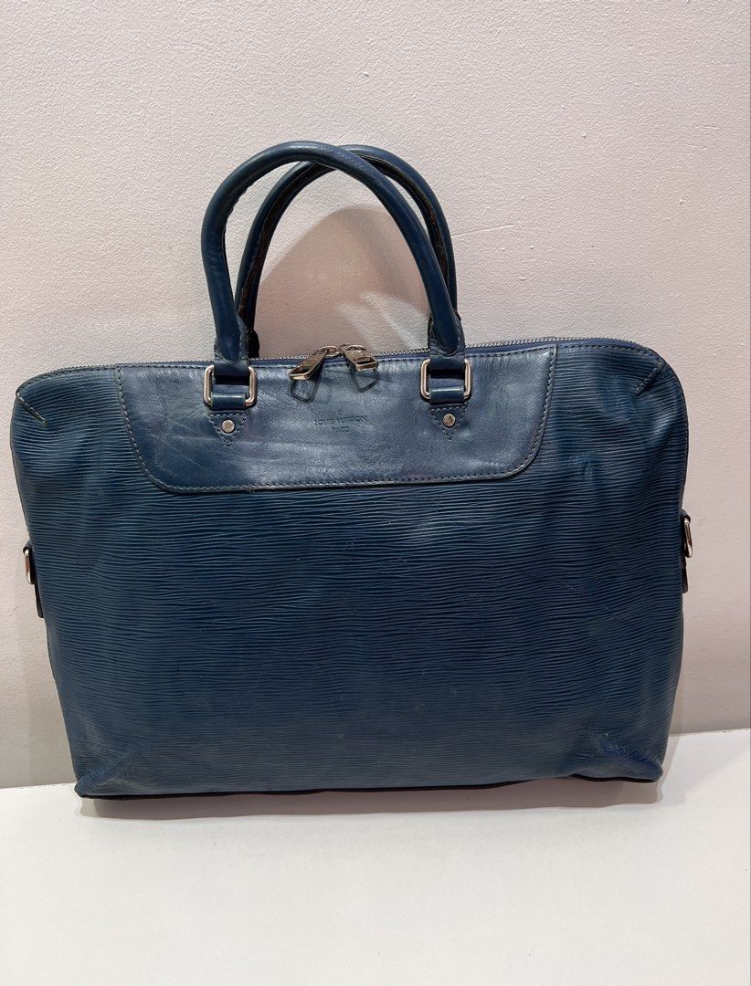LV Epi Porte-Documents Jour (PDJ) (Category: Luxury Bags & Wallets) located in Cebu City. Submitted by brandedcorner_ph (Listing ID 1432780725, Image 1). Description: Pre-loved ((L))((V)) Epi Porte-Documents Jour (PDJ) 100% Authentic or money back Condition •The item is in good condition, despite minor rubbing at the corners and slight fading of the leather (see photos) • Missing long strap. Product Details •Color: Blue •Hardware: Silver tone •Ma