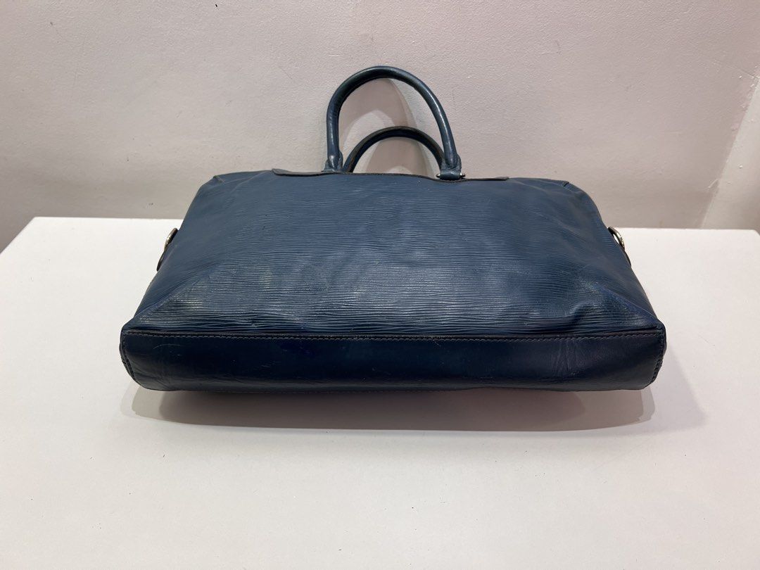 LV Epi Porte-Documents Jour (PDJ) (Category: Luxury Bags & Wallets) located in Cebu City. Submitted by brandedcorner_ph (Listing ID 1432780725, Image 3). Description: Pre-loved ((L))((V)) Epi Porte-Documents Jour (PDJ) 100% Authentic or money back Condition •The item is in good condition, despite minor rubbing at the corners and slight fading of the leather (see photos) • Missing long strap. Product Details •Color: Blue •Hardware: Silver tone •Ma