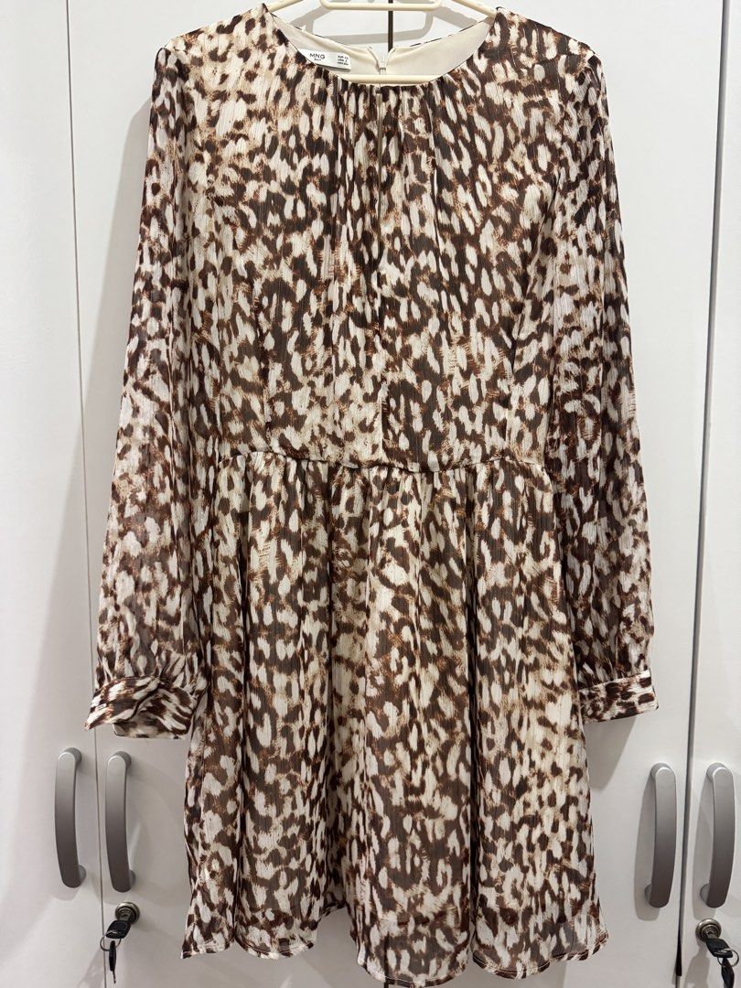 Mango Animal Print Dress (Category: Dresses) located in Muntinlupa City. Submitted by swiftwhale.3e81de (Listing ID 1432762118, Image 2). Description: - Mango animal print dress - Long sleeves - Pleated skirt - Round neckline - Elasticated waist - Knee-length - Lightweight fabric.