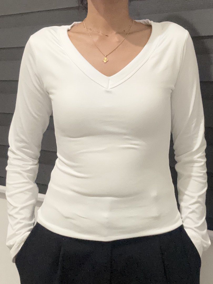 Mera White V-Neck Long Sleeve Top (Category: Blouses) located in Candelaria. Submitted by amgloom (Listing ID 1432765108, Image 1). Description: - White V-neck design - Long sleeves - Fitted silhouette - Smooth, likely stretchy fabric - Versatile for various outfits.