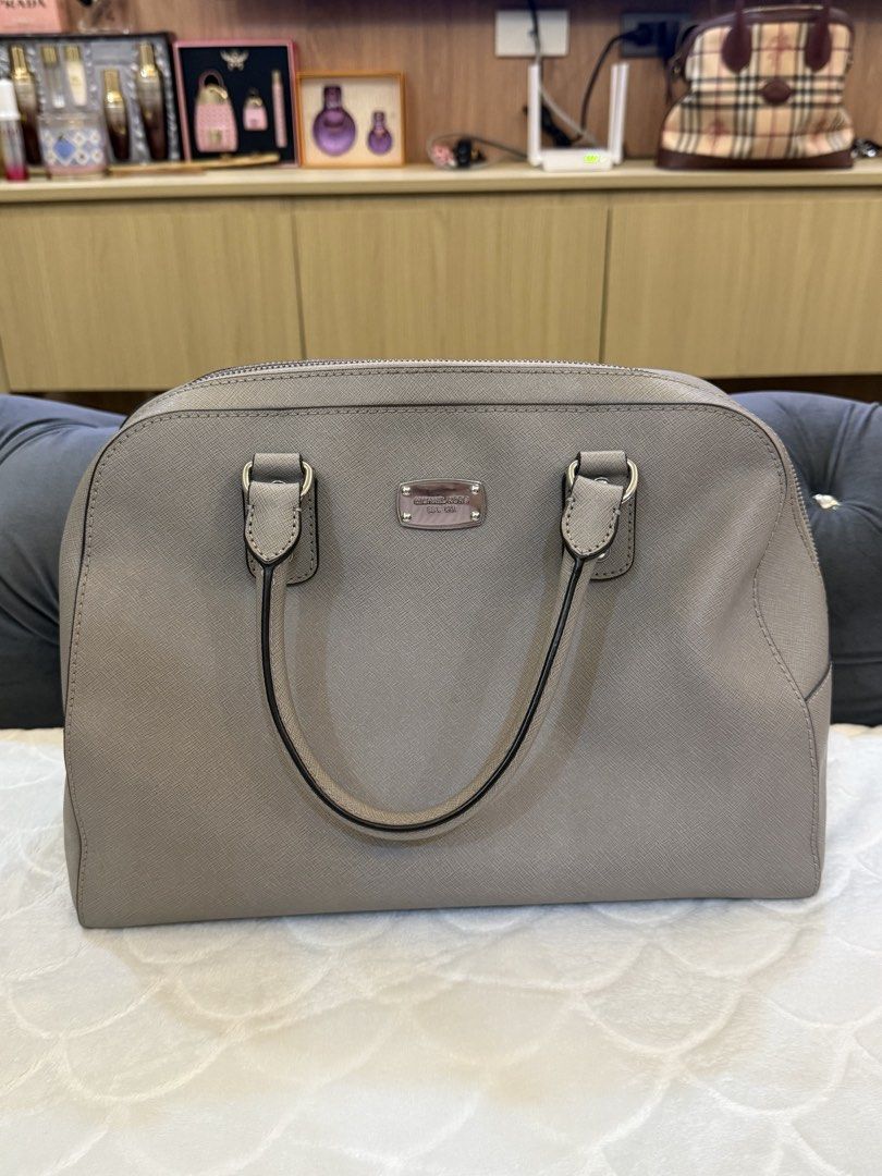 Michael Kors Satchel Handbag (Category: Luxury Bags & Wallets) located in Quezon City. Submitted by prelovedbyvielle (Listing ID 1432757851, Image 1). Description: - 💯 AUTHENTIC MICHAEL KORS BAG - Bought Directly From USA - No Box, No Receipts, No Dust Bag - Has Flaws; Please See Images Above PM FOR MORE DETAILS.