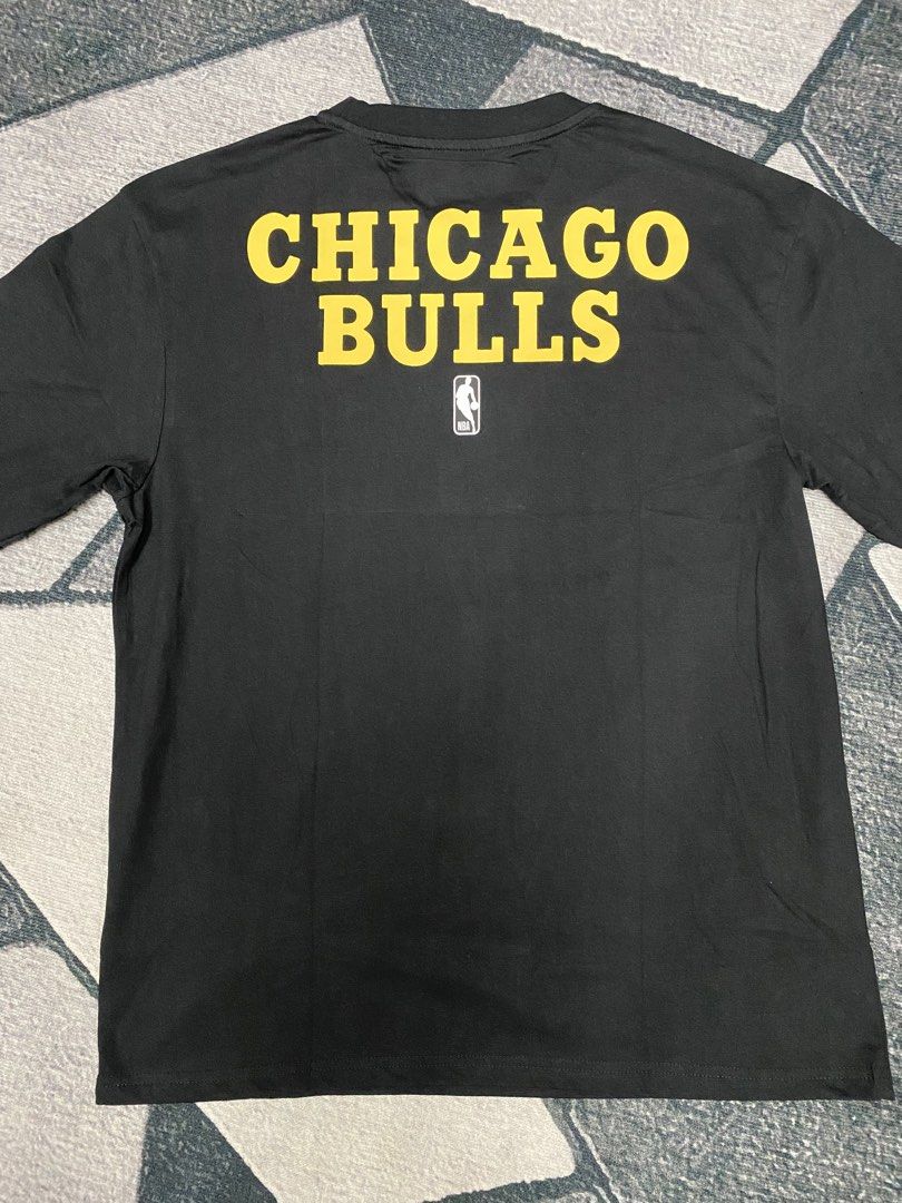NBA Chicago Bulls T-shirt (Category: Tshirts & Polo Shirts ) located in Las Pinas. Submitted by eFF01 (Listing ID 1432709280, Image 2). Description: Black NBA Chicago Bulls T-shirt. Features the Chicago Bulls logo on the front and back. Made of a blend of cotton, polyester, and spandex. Size M. Exclusive merchandise. Measurements are approximately 20 inches across the chest and 28 inches in length..