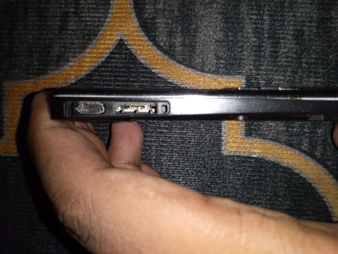 Nokia E72 (Category: Early Generation Mobile Phones) located in Pasir Gudang. Submitted by powerpro90 (Listing ID 1432710121, Image 3). Description: Phone hidup lagi, cuma tak cas je. Nak reset to factory settings memang tak boleh sebab setiap kali nak reset, mesti error. Kat galeri ade gambar yang tak boleh delete sebab error. Kalau ada gambar yang elok, boleh send ke saya. Wayar charge dia ada kat online. Boleh bayar pakai E-wallet kalau taknak
