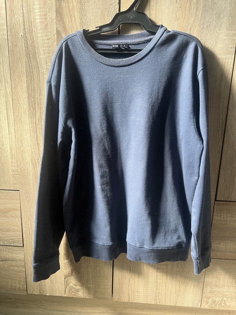 Penshoppe Relaxed Sweatshirt - Small (Category: Tshirts & Polo Shirts ) located in Quezon City. Submitted by rialy (Listing ID 1432672236, Image 1). Description: - Penshoppe Relaxed Sweatshirt - Size: Small - Features a classic crew neck - Long sleeves.