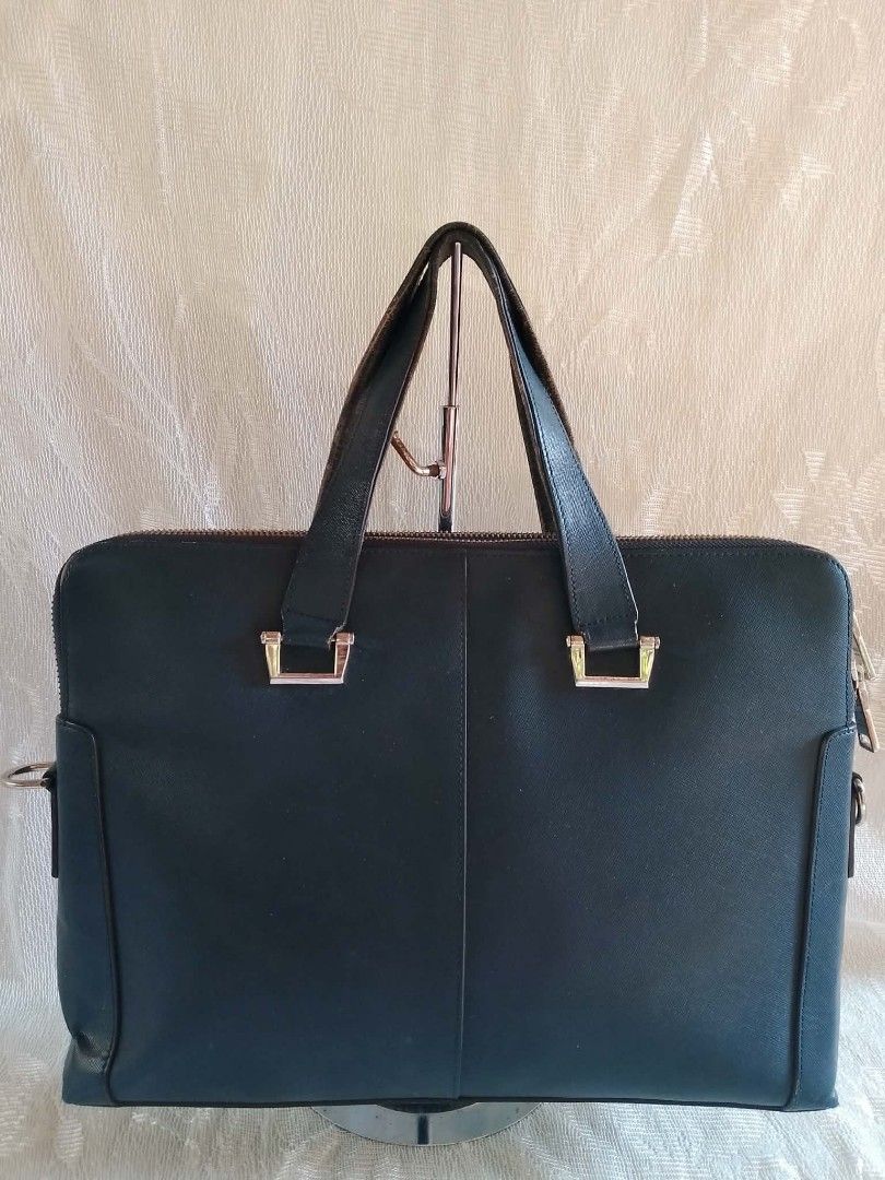 PRADA MESSENGER BAG (Category: Luxury Bags & Wallets) located in Tuguegarao City. Submitted by starzeke (Listing ID 1432707277, Image 3). Description: .