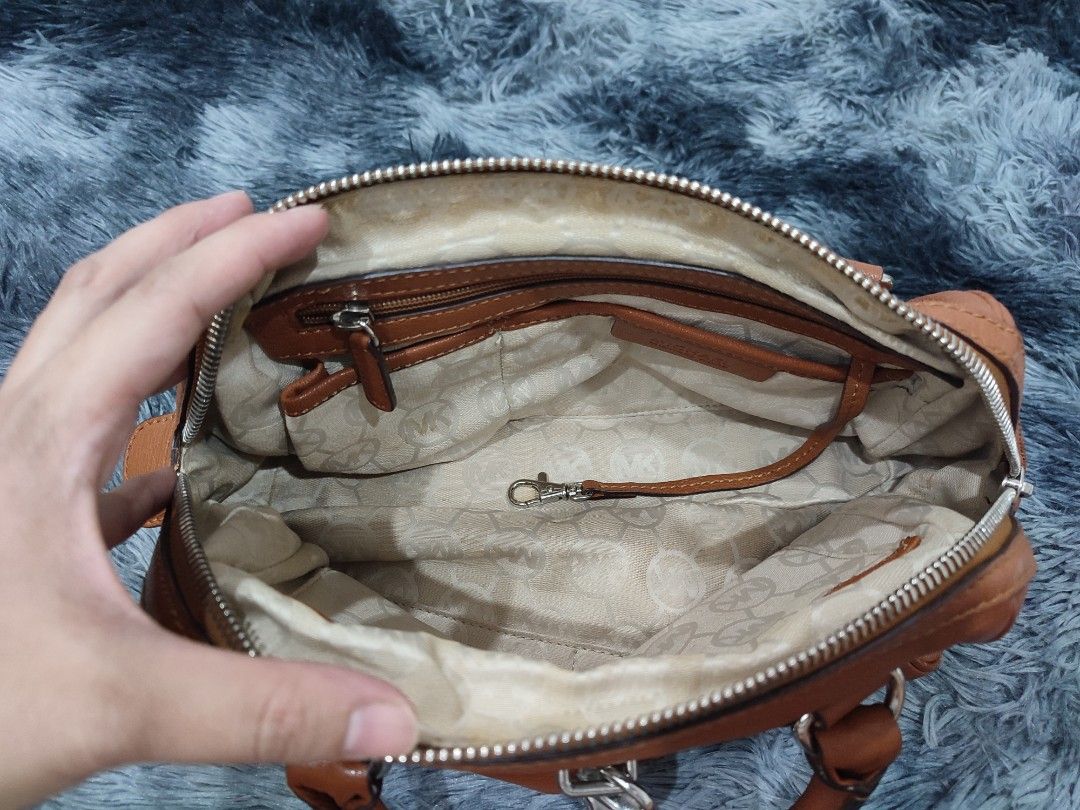 Preloved Authentic Michael Kors Sling Bag (Category: Luxury Bags & Wallets) located in Bulacan. Submitted by mandjays (Listing ID 1432673864, Image 3). Description: Excellent condition. Minor signs if usage. Rfs. Need funds Negotiable!.