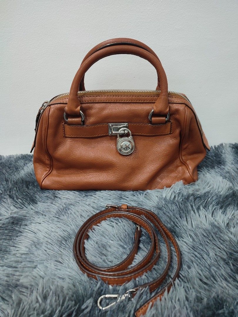 Preloved Authentic Michael Kors Sling Bag (Category: Luxury Bags & Wallets) located in Bulacan. Submitted by mandjays (Listing ID 1432673864, Image 1). Description: Excellent condition. Minor signs if usage. Rfs. Need funds Negotiable!.