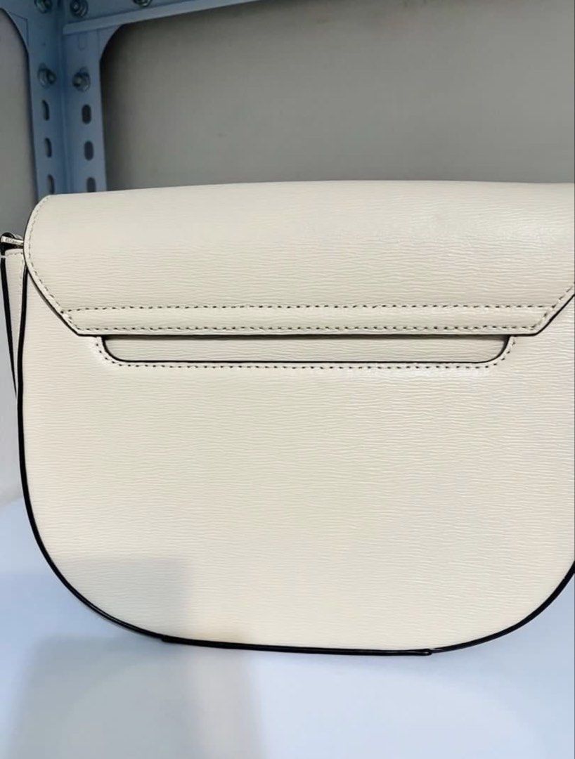 Samantha Thavasa Saddle Shoulder Bag (Category: Luxury Bags & Wallets) located in Quezon City. Submitted by whengaloolu (Listing ID 1432686511, Image 2). Description: - Samantha Thavasa shoulder bag in cream color - Flap closure with gold-toned logo - Detachable and adjustable shoulder strap - Structured shape - Smooth texture.