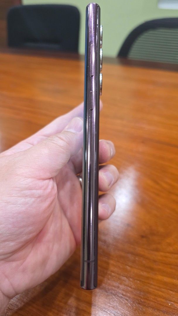 Samsung Galaxy S22 Ultra (Category: Samsung) located in Santa Rosa. Submitted by rjeromeuy (Listing ID 1432759397, Image 2). Description: - Samsung Galaxy S22 Ultra - Screen displays, but has lines - Includes USB-C port - Comes with a stylus - Features multiple rear cameras - Includes a case.