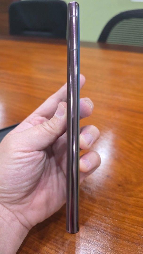 Samsung Galaxy S22 Ultra (Category: Samsung) located in Santa Rosa. Submitted by rjeromeuy (Listing ID 1432759397, Image 3). Description: - Samsung Galaxy S22 Ultra - Screen displays, but has lines - Includes USB-C port - Comes with a stylus - Features multiple rear cameras - Includes a case.