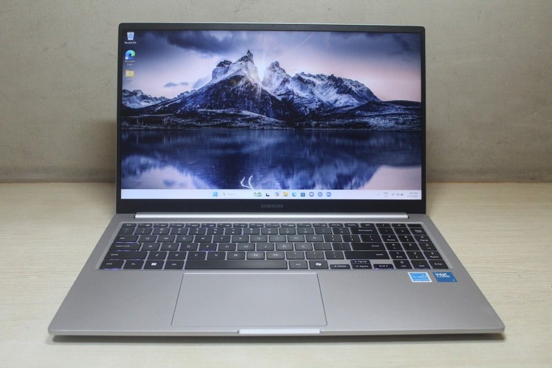 Samsung Laptop (Category: Laptops & Notebooks) located in Pasay City. Submitted by laptophubphil (Listing ID 1432662712, Image 1). Description: 𝟯𝟭𝗸 𝗢𝗡𝗟𝗬 𝗦𝗮𝗺𝘀𝘂𝗻𝗴 𝗚𝗮𝗹𝗮𝘅𝘆 𝗕𝗼𝗼𝗸 𝟰 𝘂𝗹𝘁𝗿𝗮 𝟳 Samsung Galaxy Book 4 Ultra 7 SSD 512GB - 2ND HAND OUR price 31k only Special price Regular price 65k -Ram 16GB + SSD 512GB -FHD + Backlit keys -Slim and light weight 99% Smooth fresh unit -15.6inch FHD (1920x1080) -Intel core 7 150U Ra