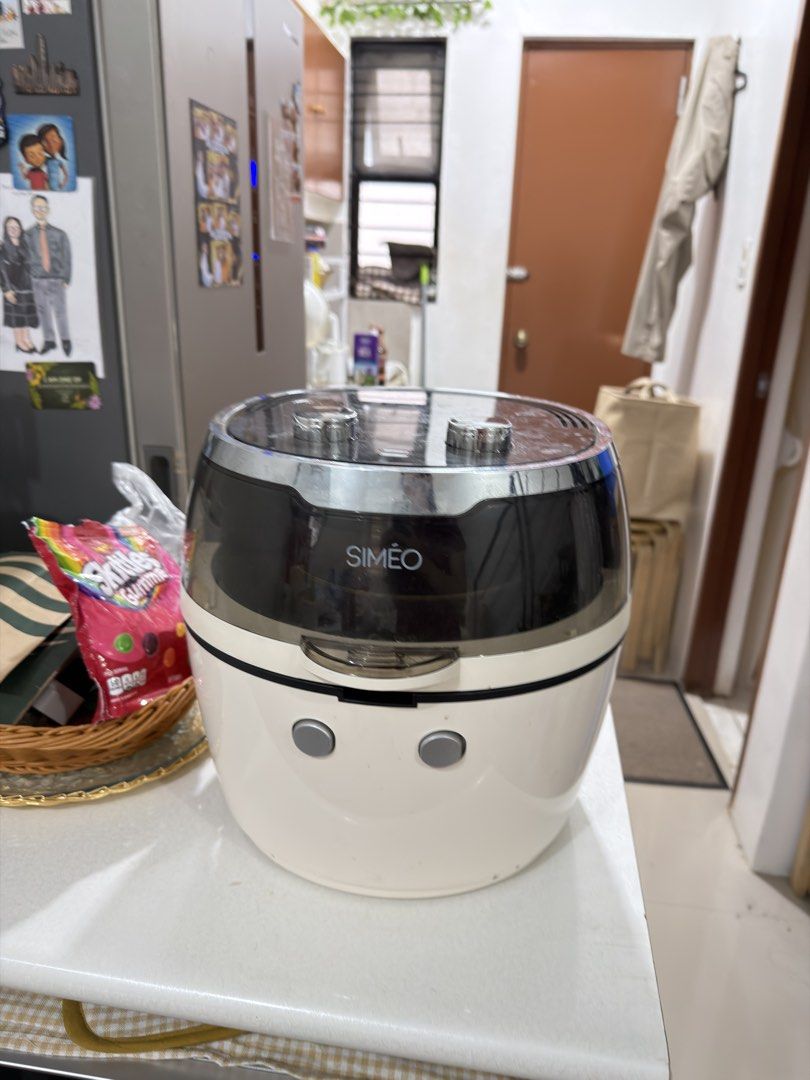 Siméo Air Fryer (Category: Fryers) located in Binan City. Submitted by twtee (Listing ID 1432773548, Image 2). Description: - Siméo Air Fryer - Stylish Black & White design - See-through lid for easy monitoring - Removable basket for easy cleaning - In good working condition - Enjoy healthier fried food!.