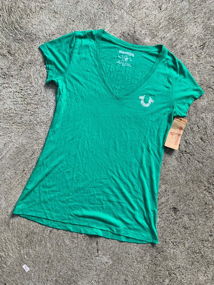 True Religion Classic Logo Deep V Neck tee (Category: Others Tops) located in Ligao. Submitted by milo_finds303 (Listing ID 1432715926, Image 1). Description: True Religion Classic Logo Deep V Neck tee •Size Medium •Dimes: 18X26 •Colorate: 10/10 •Verygood Condition •Issue: Non 450 shipped📦 JNT COURIER AND CAN SHIP NATIONWIDE🌐📦.