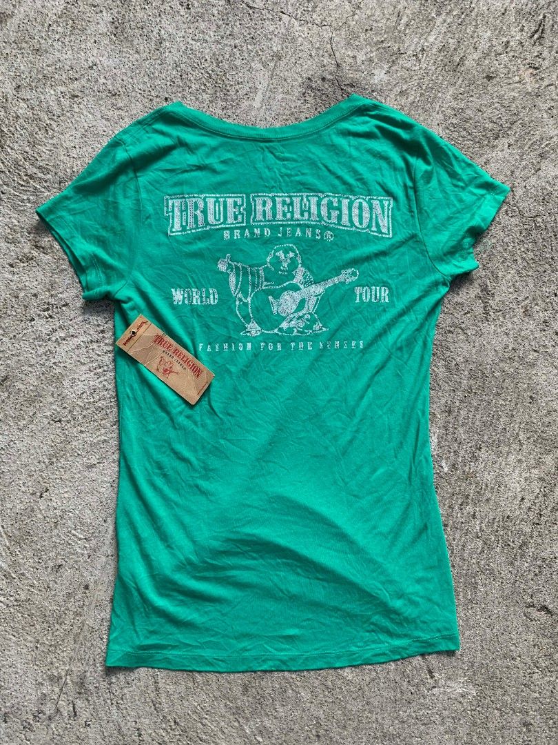 True Religion Classic Logo Deep V Neck tee (Category: Others Tops) located in Ligao. Submitted by milo_finds303 (Listing ID 1432715926, Image 2). Description: True Religion Classic Logo Deep V Neck tee •Size Medium •Dimes: 18X26 •Colorate: 10/10 •Verygood Condition •Issue: Non 450 shipped📦 JNT COURIER AND CAN SHIP NATIONWIDE🌐📦.