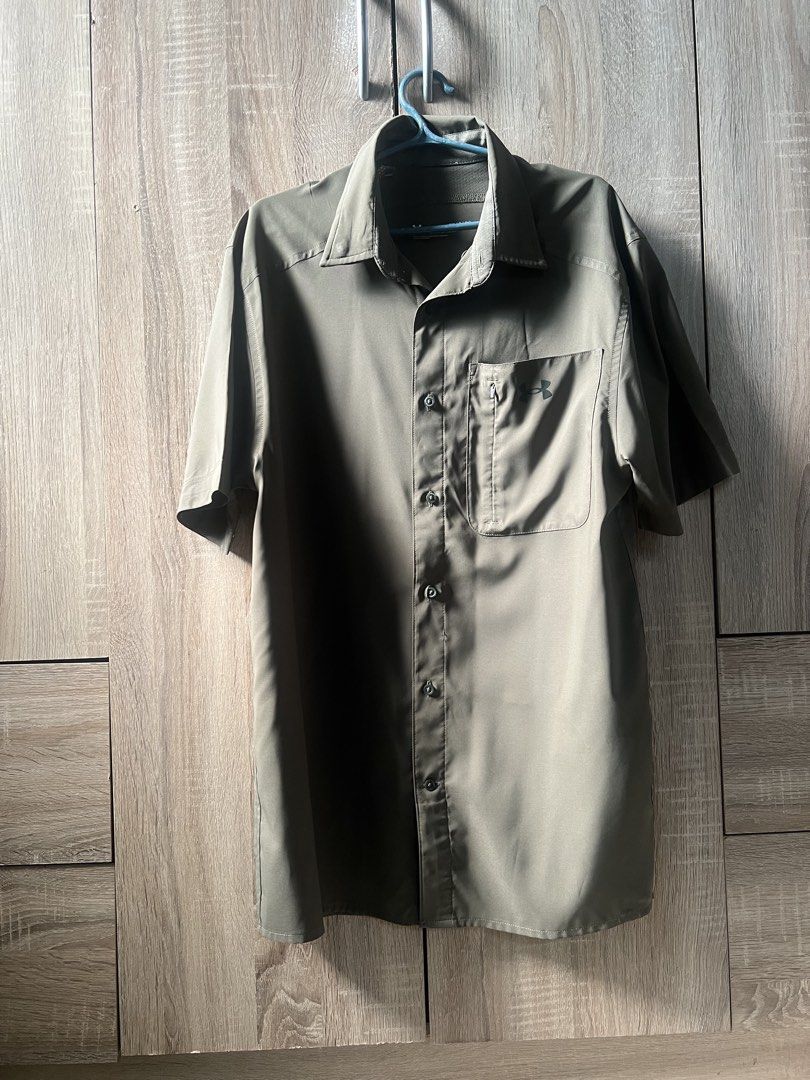 Under Armour Short Sleeve Shirt SM (Category: Tshirts & Polo Shirts ) located in Quezon City. Submitted by rialy (Listing ID 1432671300, Image 1). Description: - Under Armour short sleeve shirt - Color: Olive Green - Size: SM (Small) - Fit: Fitted - Features: Chest pocket with zipper, Under Armour logo, collared neckline - Material: Elastane - Style: Button-down.