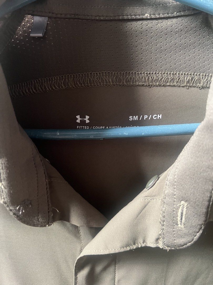 Under Armour Short Sleeve Shirt SM (Category: Tshirts & Polo Shirts ) located in Quezon City. Submitted by rialy (Listing ID 1432671300, Image 2). Description: - Under Armour short sleeve shirt - Color: Olive Green - Size: SM (Small) - Fit: Fitted - Features: Chest pocket with zipper, Under Armour logo, collared neckline - Material: Elastane - Style: Button-down.