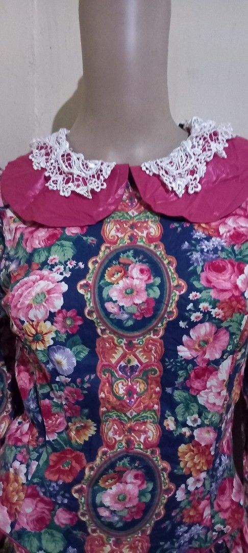 Vintage Floral Dress (Category: Dresses) located in San Pablo. Submitted by lheyab (Listing ID 1432610580, Image 3). Description: - Pictures Me dress - Size 7 - Floral pattern with dark blue background - Pink collar with white lace detailing - Long sleeves - Flowing design - Suitable for various occasions.