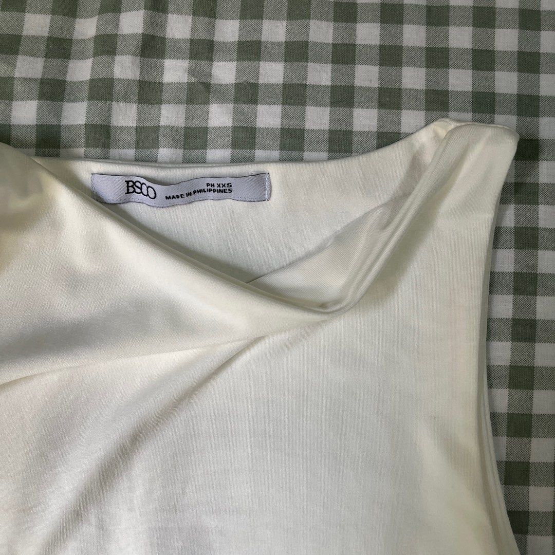 BSCO White Straight Neck Top (Category: Sleeveless) located in Taytay. Submitted by pompompurinrin (Listing ID 1432598936, Image 2). Description: – worn once – has skin tint stain at the front – rfs: too tight on me :( payment via gcash or maribank, shipping fee should be shouldered by buyer.