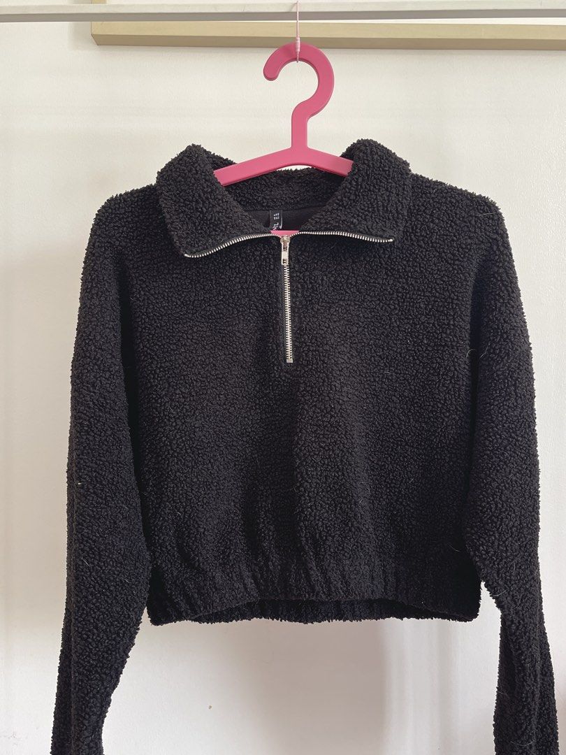 ⭐️ Zaful Black Fleece Pullover (Category: Longsleeves) located in Santa Rosa. Submitted by jd_rkive (Listing ID 1432856652, Image 2). Description: - Zaful black fleece pullover - Collared neckline - Silver zipper - Cropped fit with cinched hem.