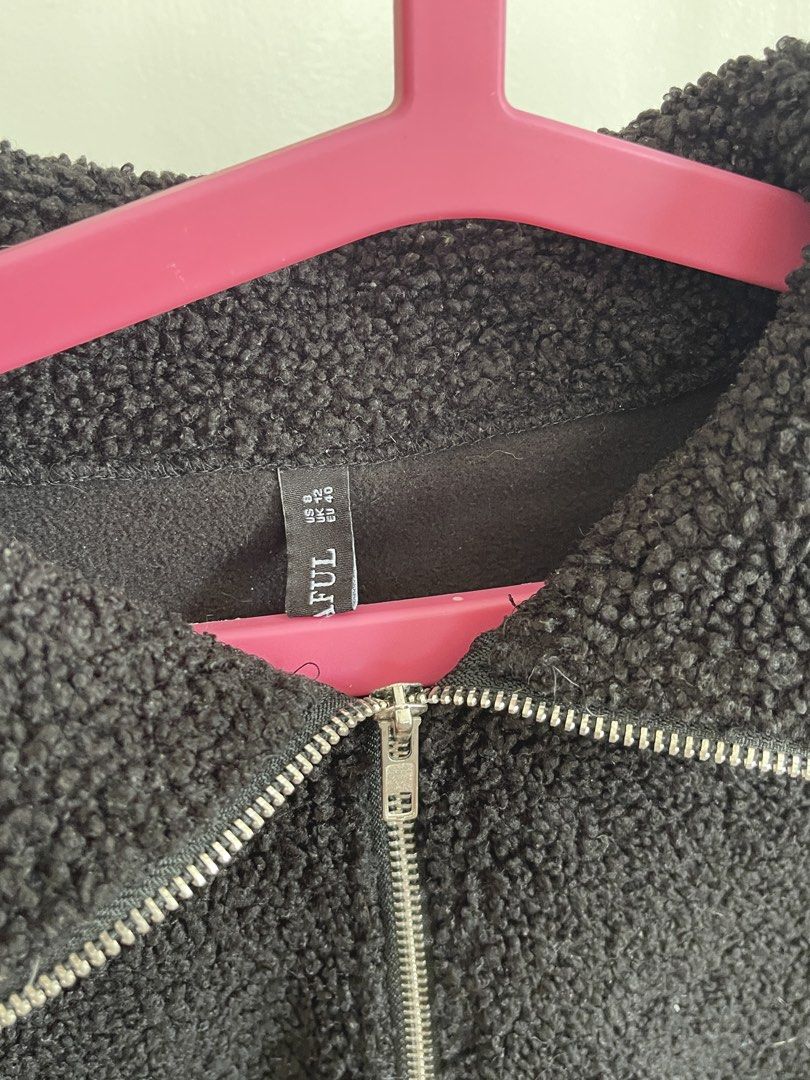 ⭐️ Zaful Black Fleece Pullover (Category: Longsleeves) located in Santa Rosa. Submitted by jd_rkive (Listing ID 1432856652, Image 3). Description: - Zaful black fleece pullover - Collared neckline - Silver zipper - Cropped fit with cinched hem.
