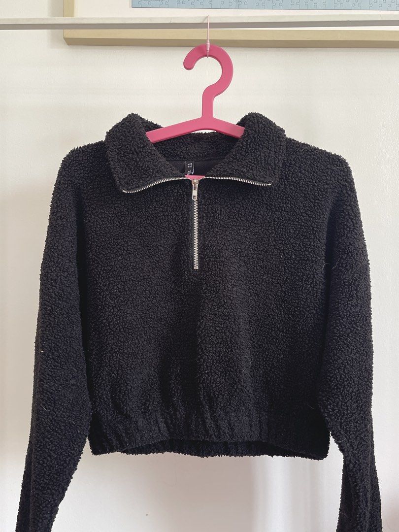 ⭐️ Zaful Black Fleece Pullover (Category: Longsleeves) located in Santa Rosa. Submitted by jd_rkive (Listing ID 1432856652, Image 1). Description: - Zaful black fleece pullover - Collared neckline - Silver zipper - Cropped fit with cinched hem.