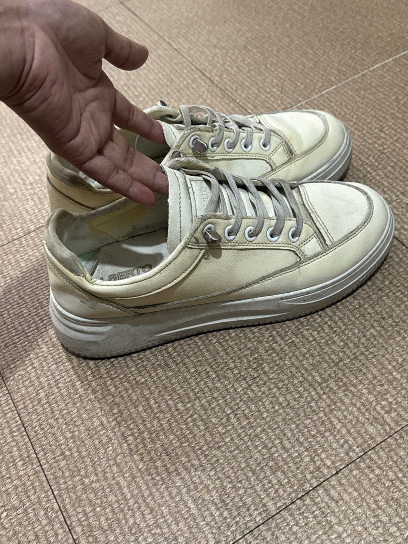 Alberto White Sneakers (Category: Sneakers) located in Caloocan City. Submitted by boneezytates (Listing ID 1432853217, Image 2). Description: DECLUTTERING!! - Alberto white sneakers - Thick sole - Issue: medyo nanilaw na yung harap but baka kaya pa i-save ng zonrox - No other issue aside from the color Commonwealth, QC Can do meet up somewhere near my area.