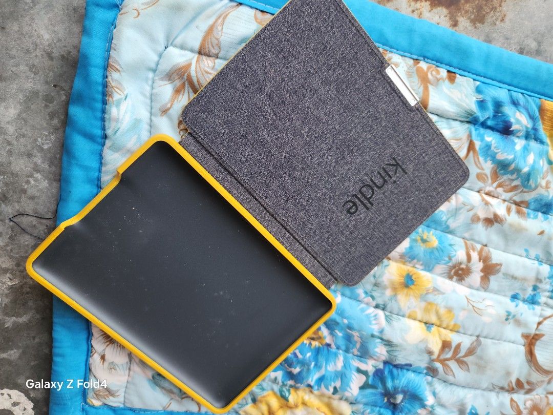 Amazon kindle smart flip cover 7th Generation (Category: E-Readers) located in Manila. Submitted by bright_robert (Listing ID 1432998834, Image 1). Description: original kindle for 7th Generation yung medyu mataba ang sa part sa baba original nag reresponse sa kindle 700 fix na po.