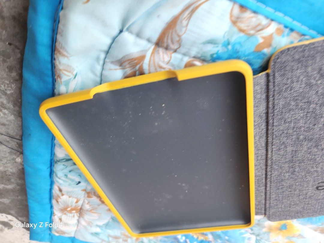 Amazon kindle smart flip cover 7th Generation (Category: E-Readers) located in Manila. Submitted by bright_robert (Listing ID 1432998834, Image 2). Description: original kindle for 7th Generation yung medyu mataba ang sa part sa baba original nag reresponse sa kindle 700 fix na po.