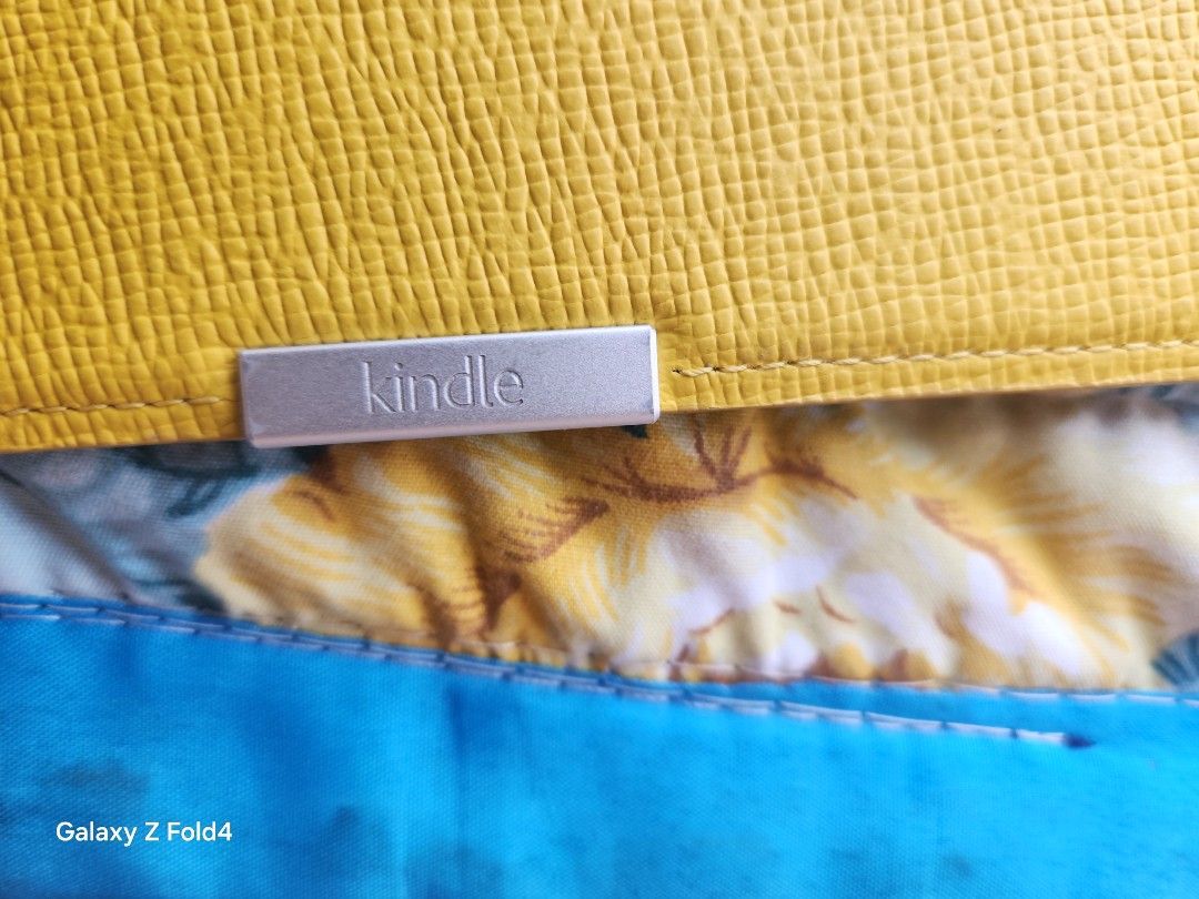 Amazon kindle smart flip cover 7th Generation (Category: E-Readers) located in Manila. Submitted by bright_robert (Listing ID 1432998834, Image 3). Description: original kindle for 7th Generation yung medyu mataba ang sa part sa baba original nag reresponse sa kindle 700 fix na po.