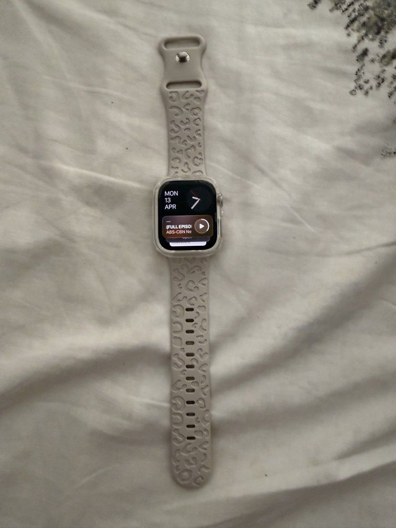 Apple Watch Series 8 with Band (Category: Wearables & Smart Watches) located in Pasig City. Submitted by coleentabon12 (Listing ID 1432813686, Image 2). Description: - Apple Watch Series 8 (45mm), starlight - Well-used but in very good condition, no problems/issues - Comes with special strap bought in AU and a clear watch cover + apple watch charger - Price is negotiable, can do cash/gcash.