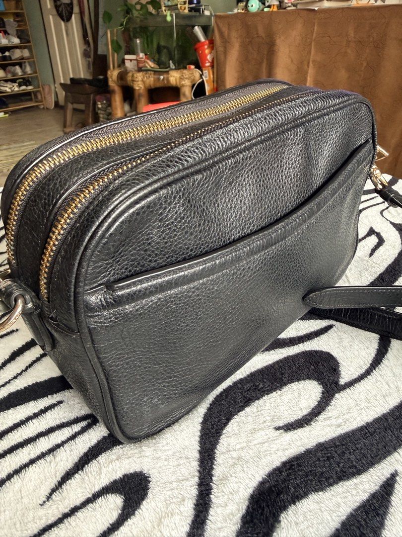 Authentic Coach Jes Black Crossbody Camera Bag (Category: Luxury Bags & Wallets) located in Baguio. Submitted by myizztuff (Listing ID 1432845770, Image 3). Description: Heavily used but pwede pangharabas matibay kc guaranteed original. Authentic Coach crossbody bag. Features a zip closure, front pocket, and double-zip main compartment. .