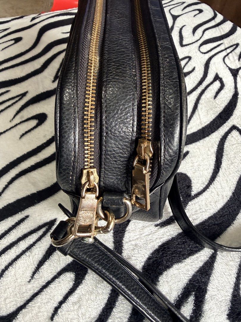 Authentic Coach Jes Black Crossbody Camera Bag (Category: Luxury Bags & Wallets) located in Baguio. Submitted by myizztuff (Listing ID 1432845770, Image 2). Description: Heavily used but pwede pangharabas matibay kc guaranteed original. Authentic Coach crossbody bag. Features a zip closure, front pocket, and double-zip main compartment. .
