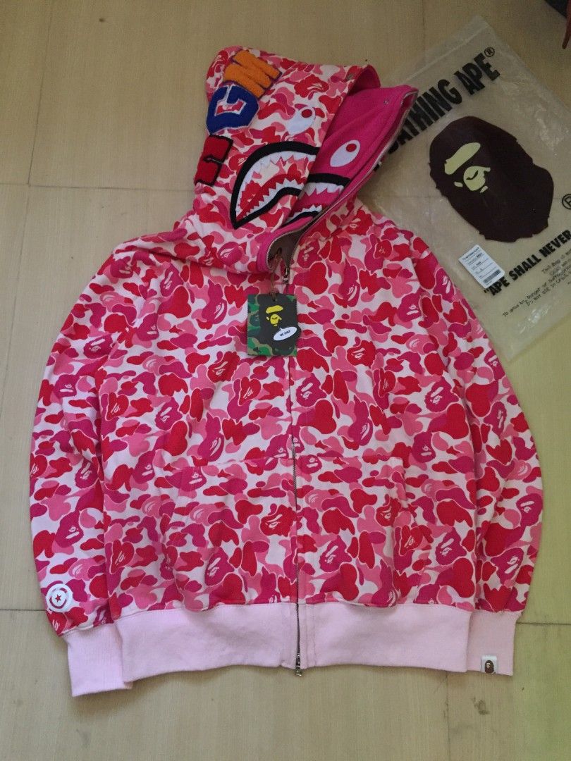 (SOLD❌)BAPE SHARK Pink Cammo Double Hood (Category: Coats, Jackets and Outerwear) located in Dumanjug. Submitted by commonthread.ph (Listing ID 1432945057, Image 3). Description: Price is negotiable Excellent Quality. Large on tag 📌 DM for more info📥.