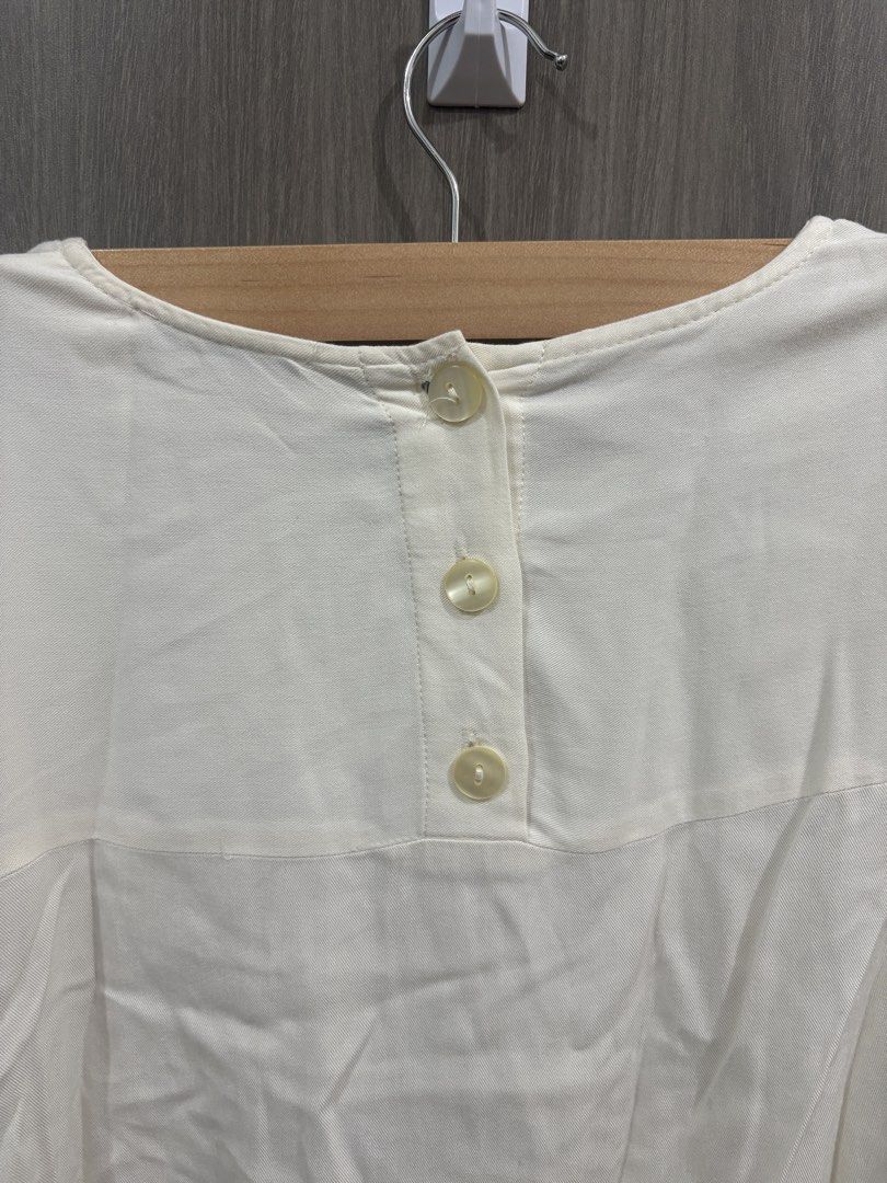Bershka Knot Top (Category: Blouses) located in Manila. Submitted by dkarchives (Listing ID 1432919843, Image 3). Description: - Bershka Long-Sleeved Knot Top - Color: Cream - Features: Knot detail (front), buttons (back), elastic cuffs and waist - Size: S - Fit: A little cropped!.