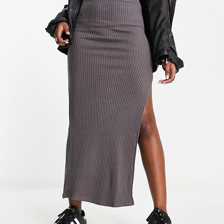 Bershka Ribbed Slit Maxi Skirt (Category: Skirts) located in Manila. Submitted by riyahkh (Listing ID 1432976077, Image 2). Description: Different color of skirt provided, so u can just visualize how it would look like!.