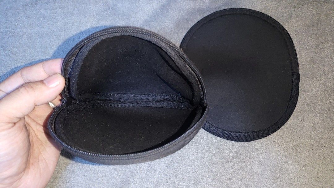 Black Headphone Case (Category: Headphones & Headsets) located in Mandaluyong City. Submitted by theosystem (Listing ID 1432978709, Image 2). Description: - Black headphone case - Zipper closure for secure storage - Soft interior to protect headphones from scratches - Made of durable fabric - Perfect for storage and transport.