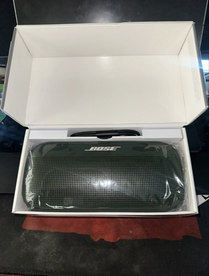 Bose SoundLink Flex Limited Edition (Category: Soundbars, Speakers & Amplifiers) located in Manila. Submitted by teemo3 (Listing ID 1432877287, Image 2). Description: - Bose SoundLink Flex Bluetooth speaker - Limited Edition green color - Brand new, sealed box - Includes original box and manual - Sleek, portable design - Water-resistant for outdoor use.