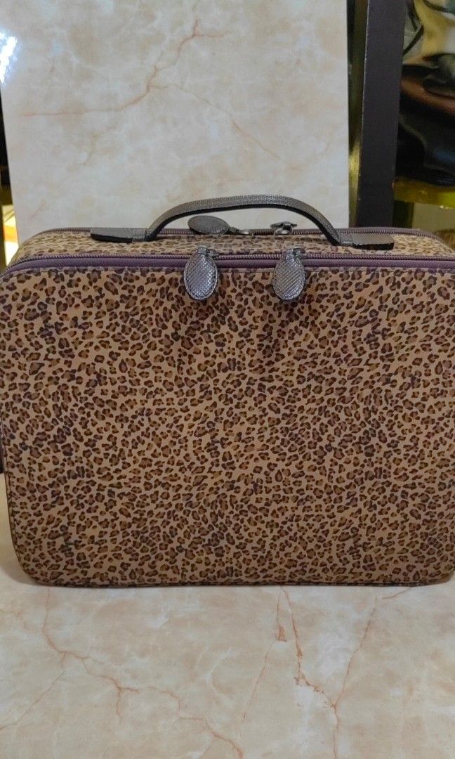 Bottega Med Luggage (Category: Luxury Bags & Wallets) located in Bacolod City. Submitted by darriebags88 (Listing ID 1432873571, Image 2). Description: 38m length 29cm Height no long strap.