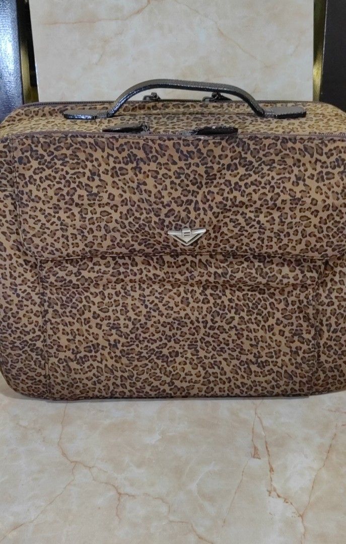 Bottega Med Luggage (Category: Luxury Bags & Wallets) located in Bacolod City. Submitted by darriebags88 (Listing ID 1432873571, Image 1). Description: 38m length 29cm Height no long strap.